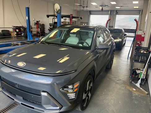 Used 2024 Hyundai Kona Limited AWD/4WD image 2