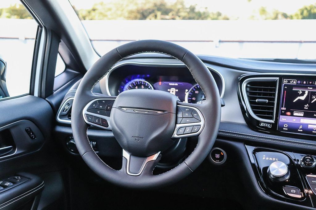 New 2027 Chrysler Pacifica Select FWD image 17