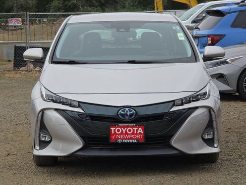 Used 2021 Toyota Prius Prime Limited w/ Carpet Mat Package (TMS) FWD image 6