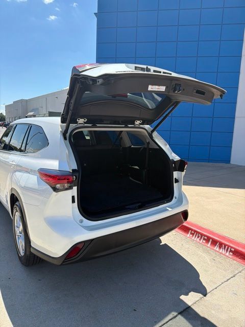 Used 2021 Toyota Highlander LE FWD image 8