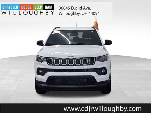 Used 2024 Jeep Compass Latitude image 2