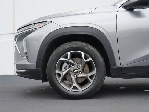 Used 2025 Chevrolet Trax LT w/ LT Convenience Package FWD image 11