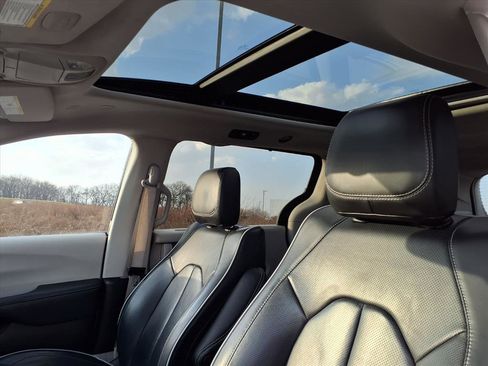 Used 2024 Chrysler Pacifica Limited image 27