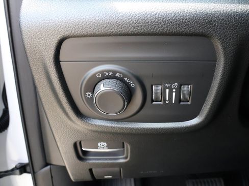 New 2025 Jeep Grand Cherokee Altitude image 28