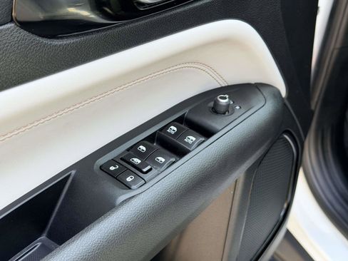 Used 2023 Jeep Compass Limited image 18