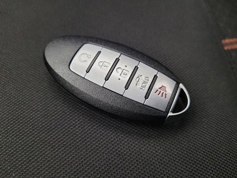 Used 2021 Nissan Versa SR w/ Convenience Package image 32