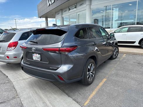 Used 2022 Toyota Highlander XLE AWD/4WD image 2