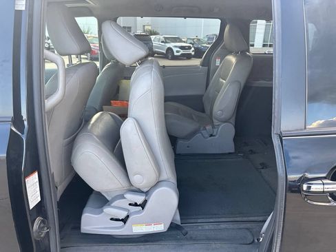 Used 2017 Toyota Sienna XLE FWD image 8