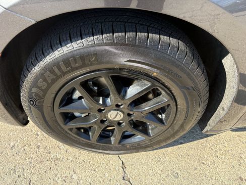 Used 2023 Chrysler Pacifica Touring-L FWD image 9