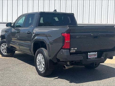 Used 2025 Toyota Tacoma SR5 AWD/4WD image 15