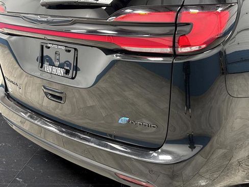 Used 2023 Chrysler Pacifica Limited w/ Uconnect Theater Family Group image 37