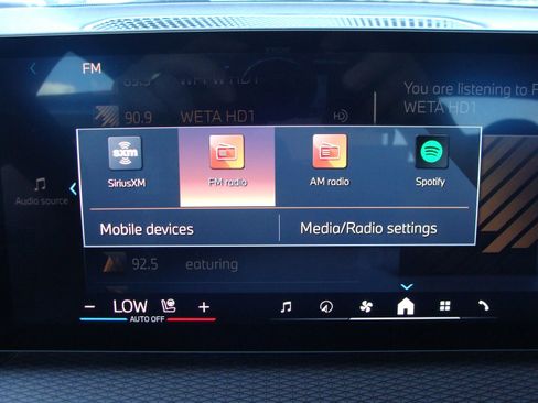 Used 2025 BMW 330i Sedan w/ M Sport Package image 9