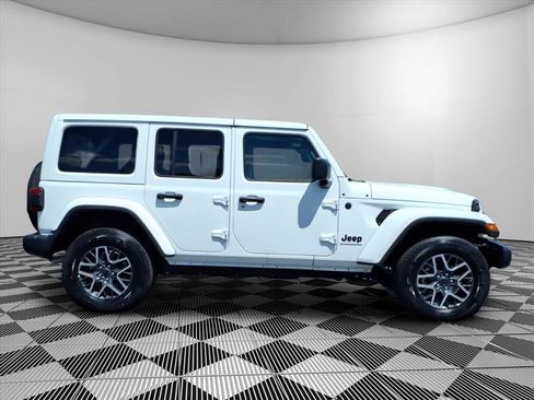 Used 2025 Jeep Wrangler Unlimited Sahara AWD/4WD image 32