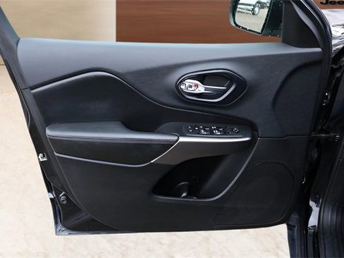 Used 2019 Jeep Cherokee Latitude Plus w/ Comfort/Convenience Group image 11