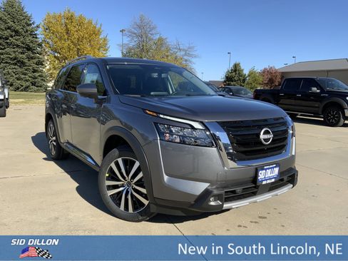 New 2025 Nissan Pathfinder Platinum image 2