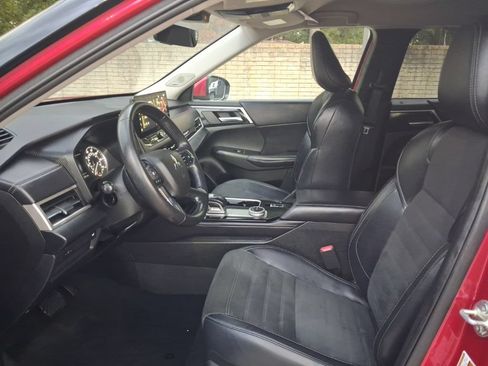 Used 2025 Mitsubishi Outlander SE FWD image 4