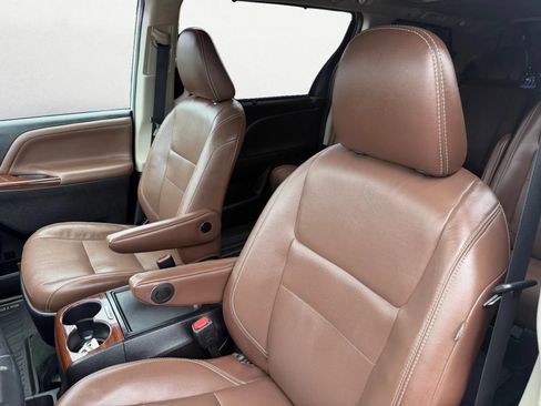 Used 2019 Toyota Sienna Limited Premium w/ Carpet Mat Package AWD/4WD image 16