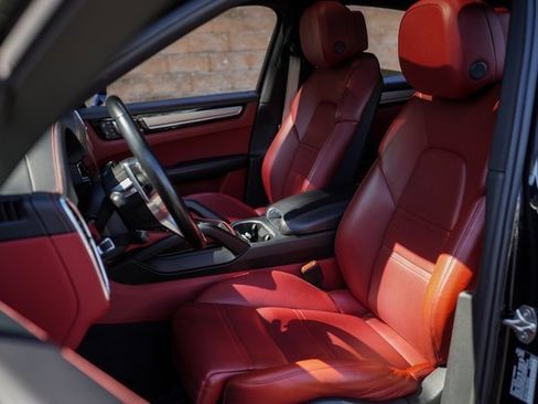 Used 2023 Porsche Cayenne Platinum Edition image 21