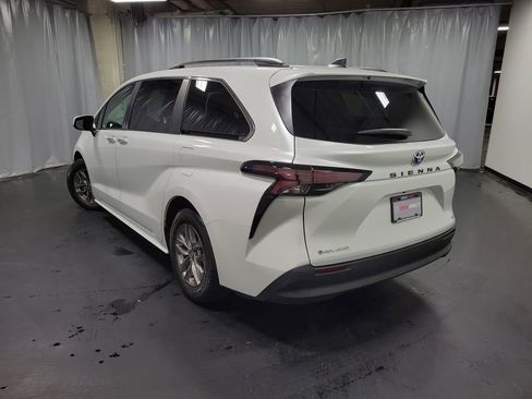 Used 2025 Toyota Sienna XLE AWD/4WD image 6
