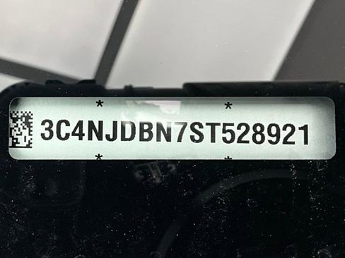 Used 2025 Jeep Compass Latitude image 29