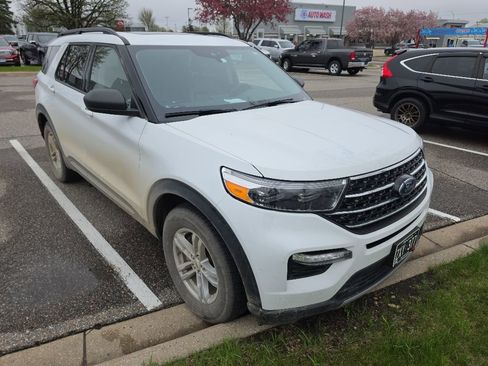 Used 2021 Ford Explorer XLT w/ Equipment Group 202A AWD/4WD image 2