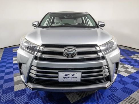 Used 2018 Toyota Highlander Limited Platinum FWD image 3