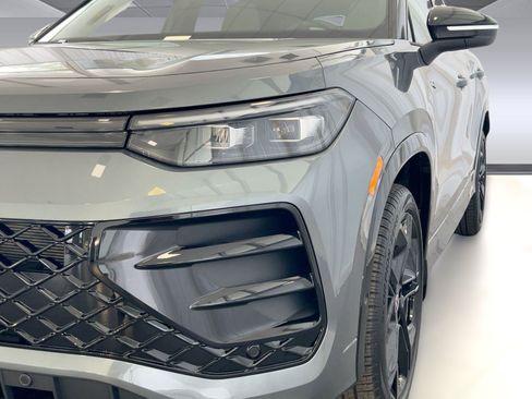 New 2026 Volkswagen Tiguan SE R-Line image 11