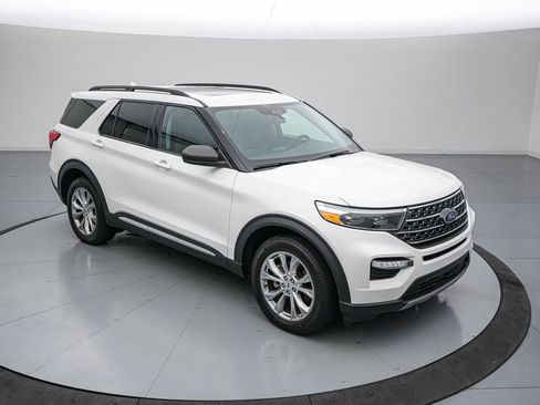 Used 2021 Ford Explorer XLT w/ Equipment Group 202A AWD/4WD image 3