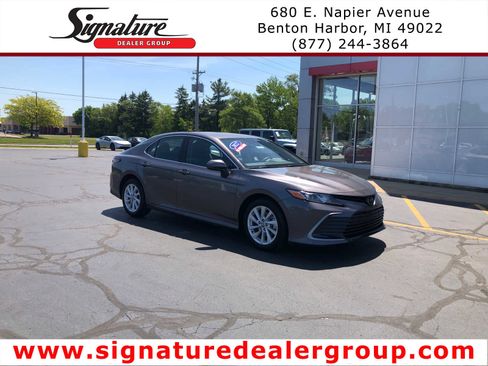 Used 2022 Toyota Camry LE AWD/4WD image 1