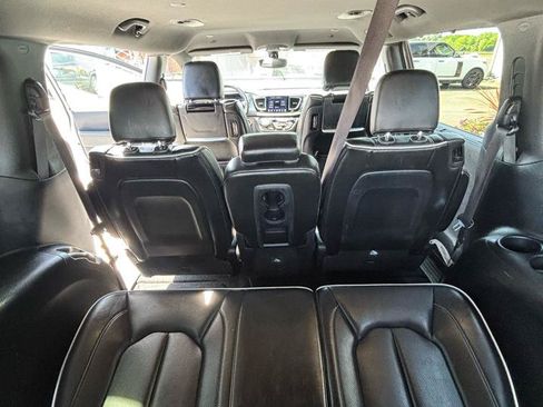 Used 2018 Chrysler Pacifica Limited FWD image 29