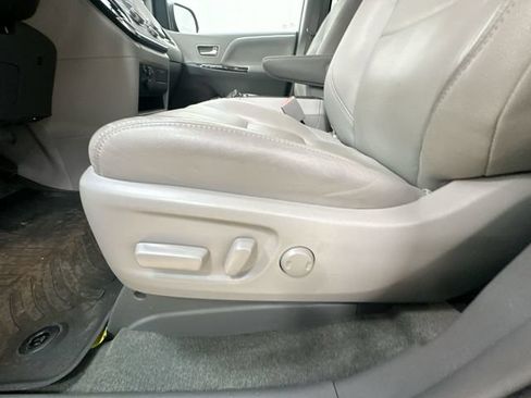 Used 2019 Toyota Sienna XLE w/ XLE Navigation Package FWD image 15