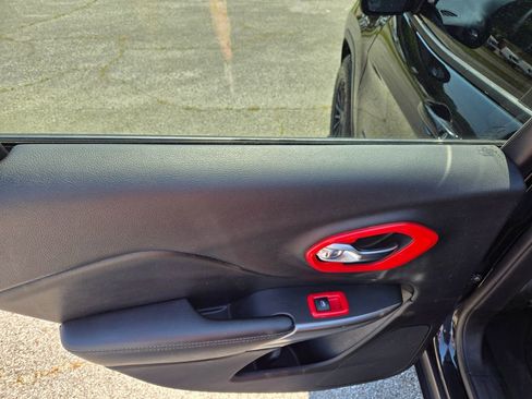 Used 2019 Jeep Cherokee Latitude w/ Popular Appearance Group FWD image 19