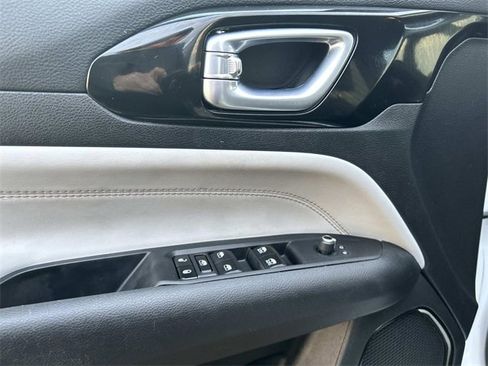 Used 2023 Jeep Compass Limited image 19