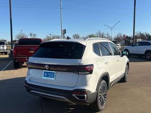New 2026 Volkswagen Taos SE FWD image 5
