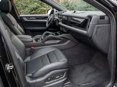 Certified 2025 Porsche Cayenne E-Hybrid Coupe image 30