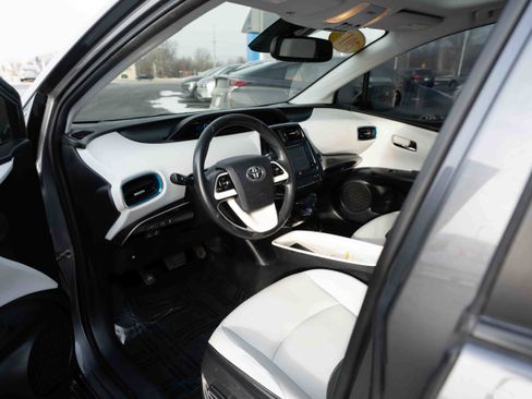 Used 2017 Toyota Prius Four image 8