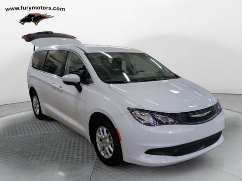 Used 2022 Chrysler Voyager LX image 2