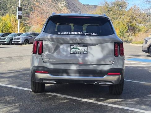 New 2025 Kia Sorento S image 9