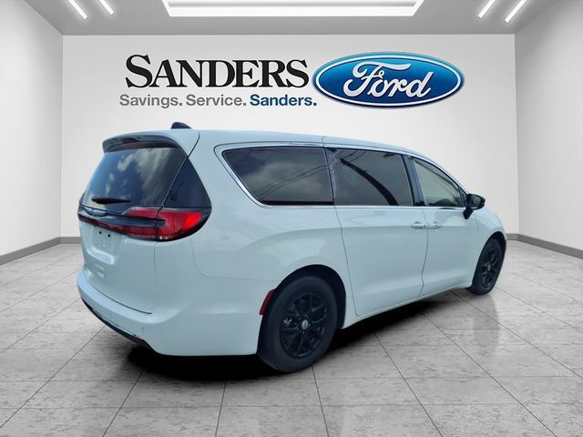 Used 2024 Chrysler Pacifica Touring-L FWD image 2