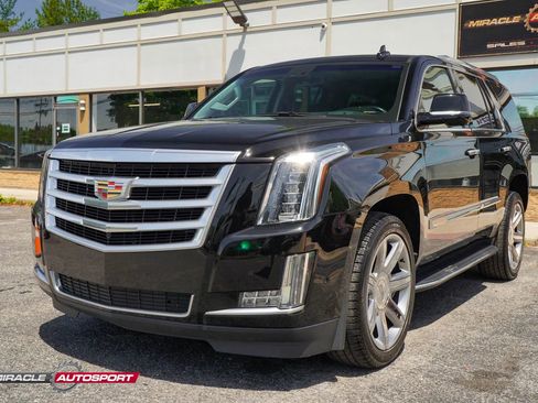 Used 2018 Cadillac Escalade Luxury AWD/4WD image 3