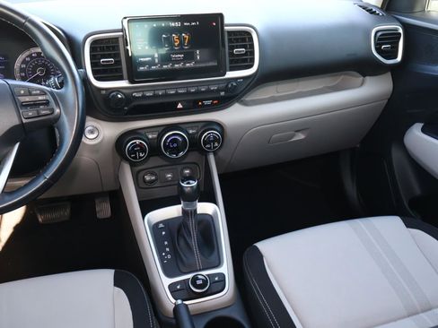 Used 2021 Hyundai Venue SEL w/ Premium Package image 11