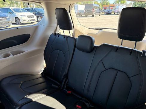 Used 2017 Chrysler Pacifica Touring-L w/ Tire & Wheel Group FWD image 42