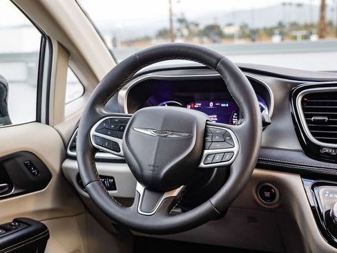 Certified 2024 Chrysler Pacifica Select image 16