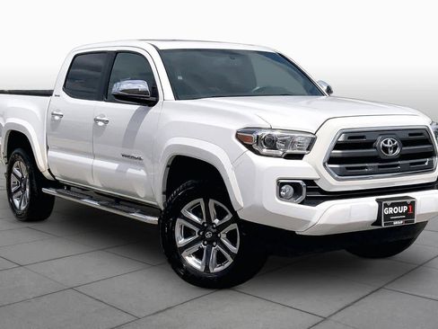 Used 2017 Toyota Tacoma Limited w/ Tow Package RWD image 3
