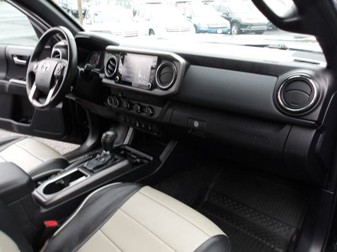 Used 2020 Toyota Tacoma TRD Off-Road w/ Technology Package image 13