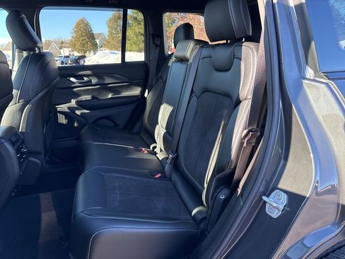 Used 2024 Jeep Grand Cherokee Altitude image 23