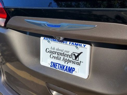 Certified 2018 Chrysler Pacifica Touring-L Plus image 32