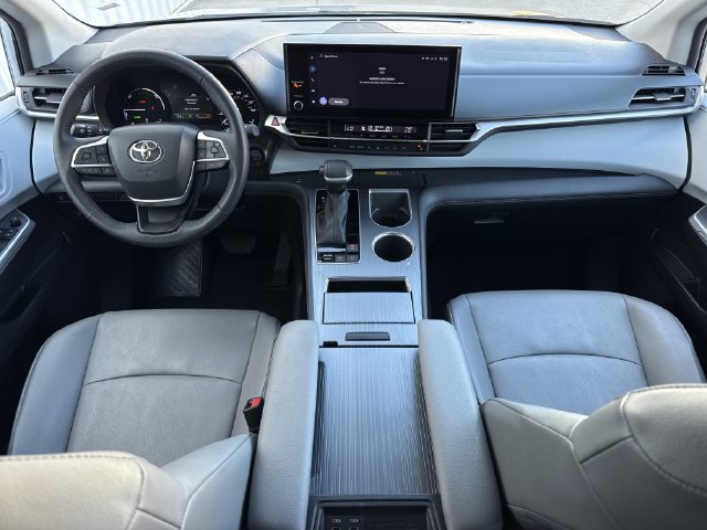 Used 2025 Toyota Sienna XLE FWD image 11