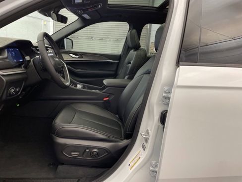 New 2025 Jeep Grand Cherokee Limited image 16