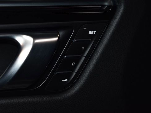 Certified 2025 Porsche Macan image 7